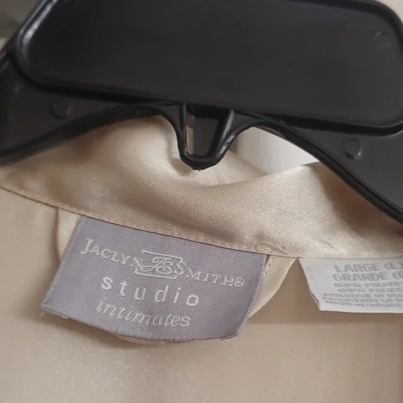 Jaclyn Smith Robe - Picture 5 of 8